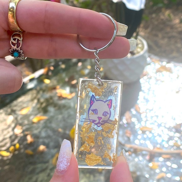 Kitty Cat & Gold Flakes Resin Keychain - Picture 6 of 10